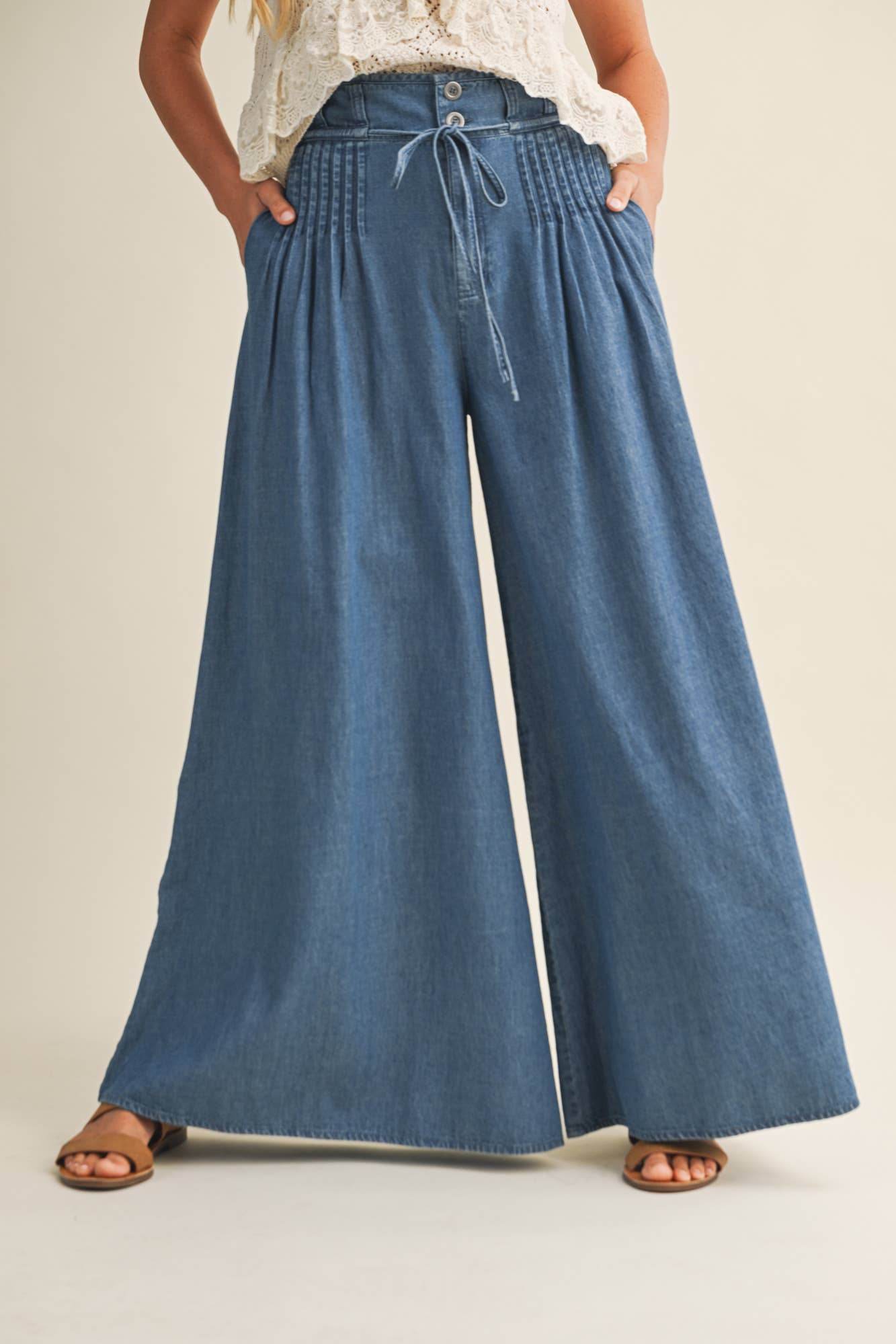 PINTUCK WIDE LEG DENIM PANTS: WASHED DENIM