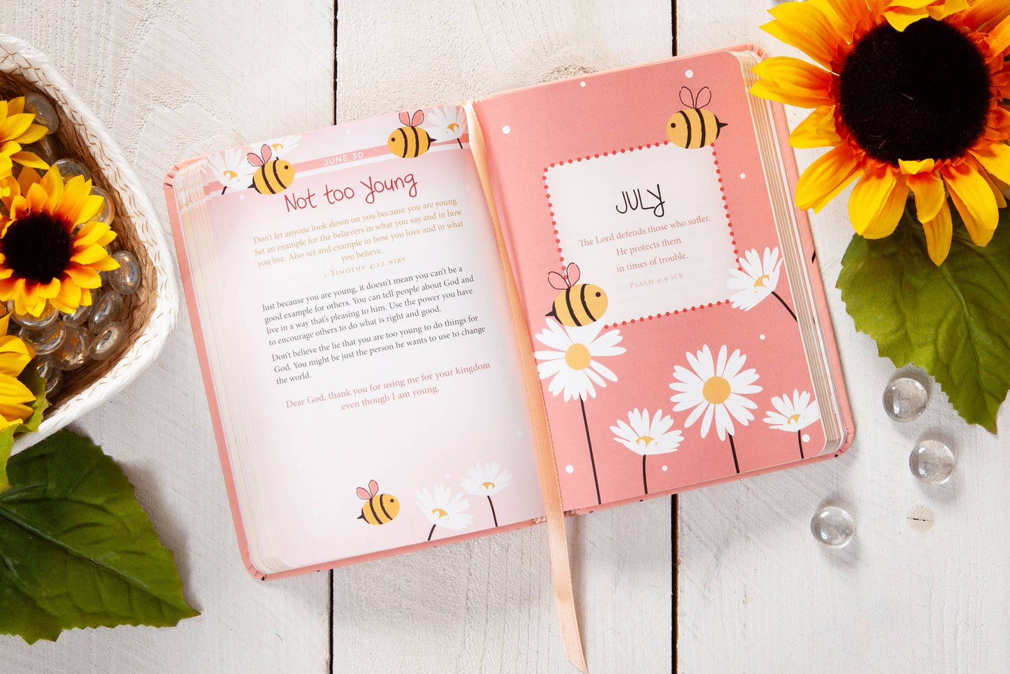 Daily Strength for Girls (Daily Devotional, Ages 4-9)