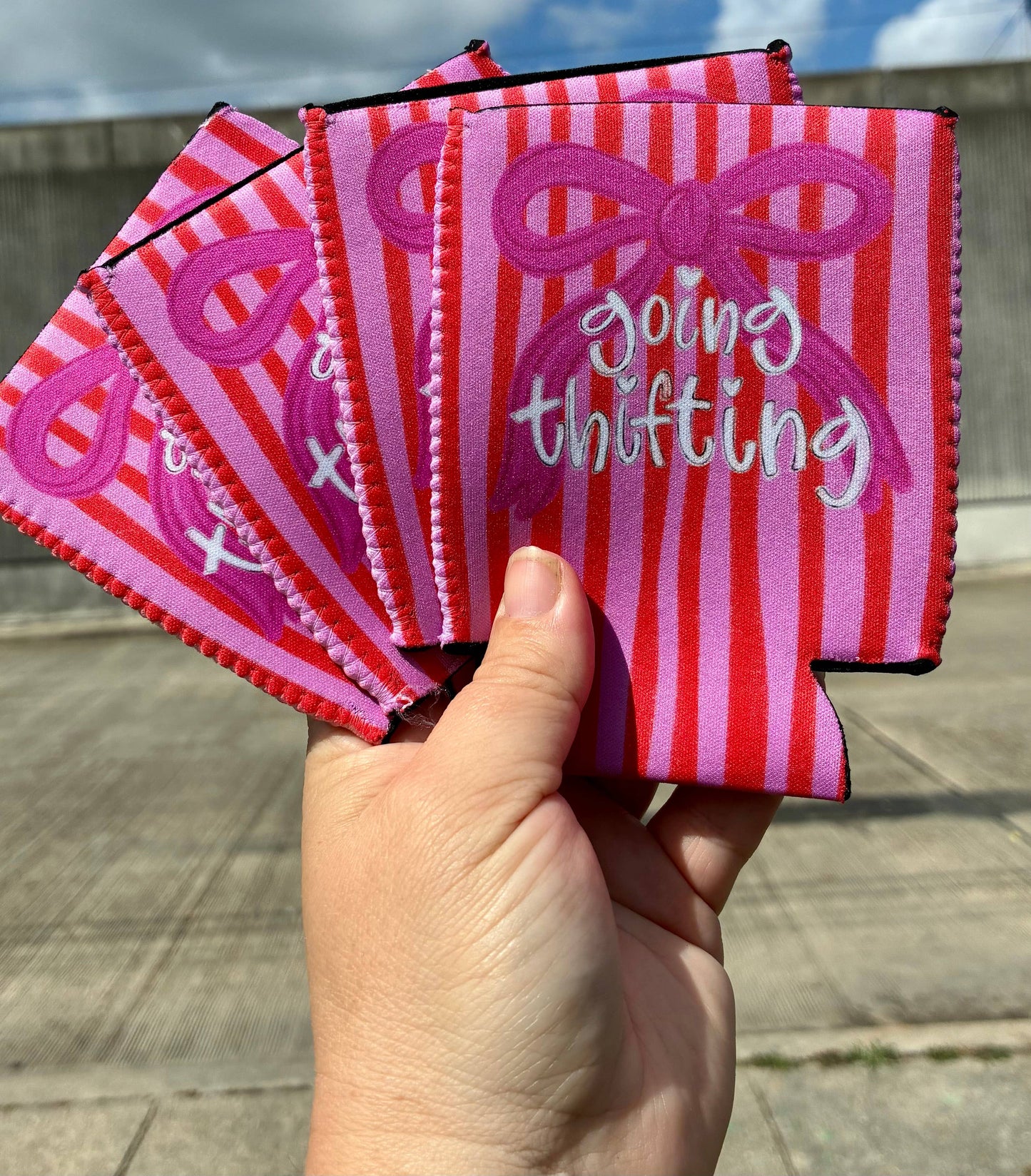 Going thrifting bow can koozie: Regular