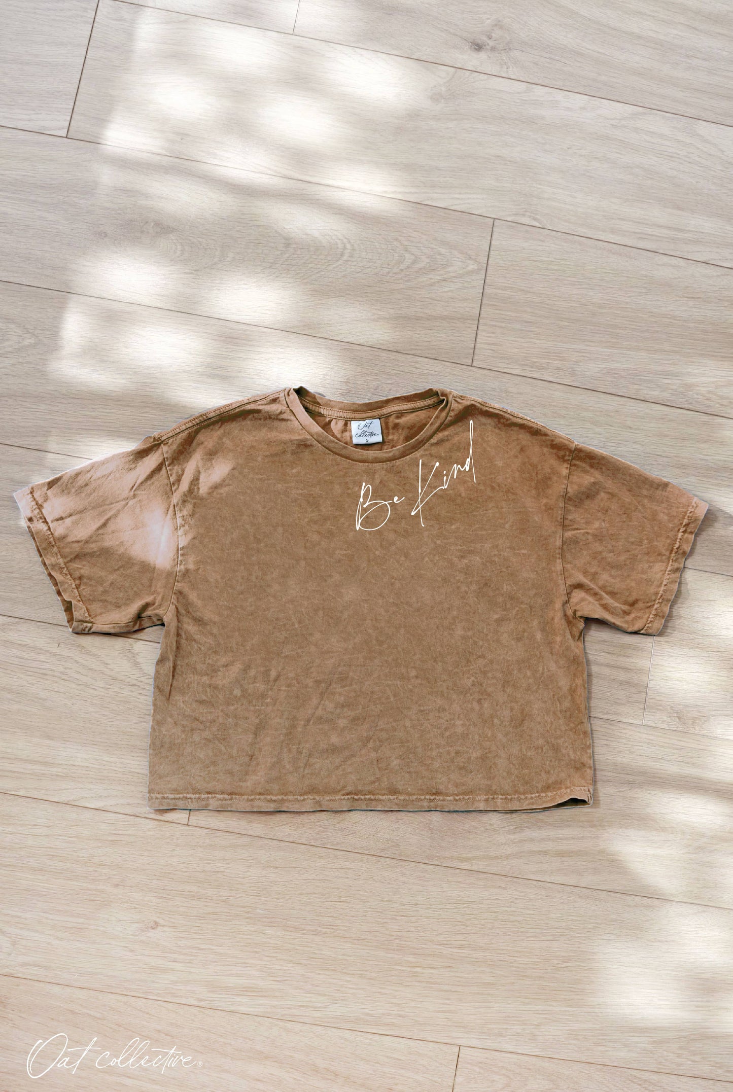 BE KIND Cropped Mineral Graphic Top