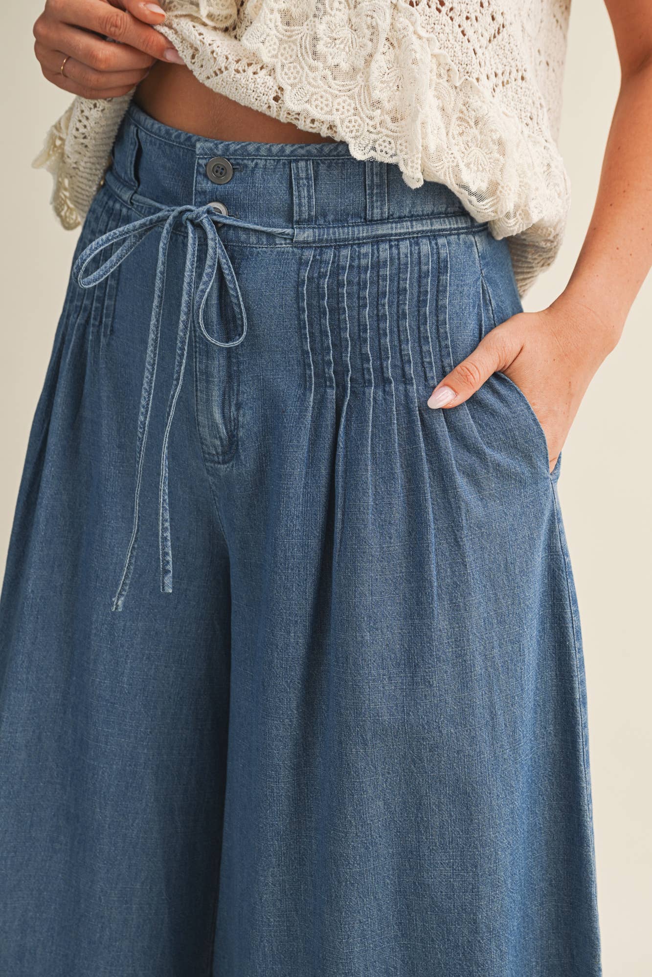 PINTUCK WIDE LEG DENIM PANTS: WASHED DENIM