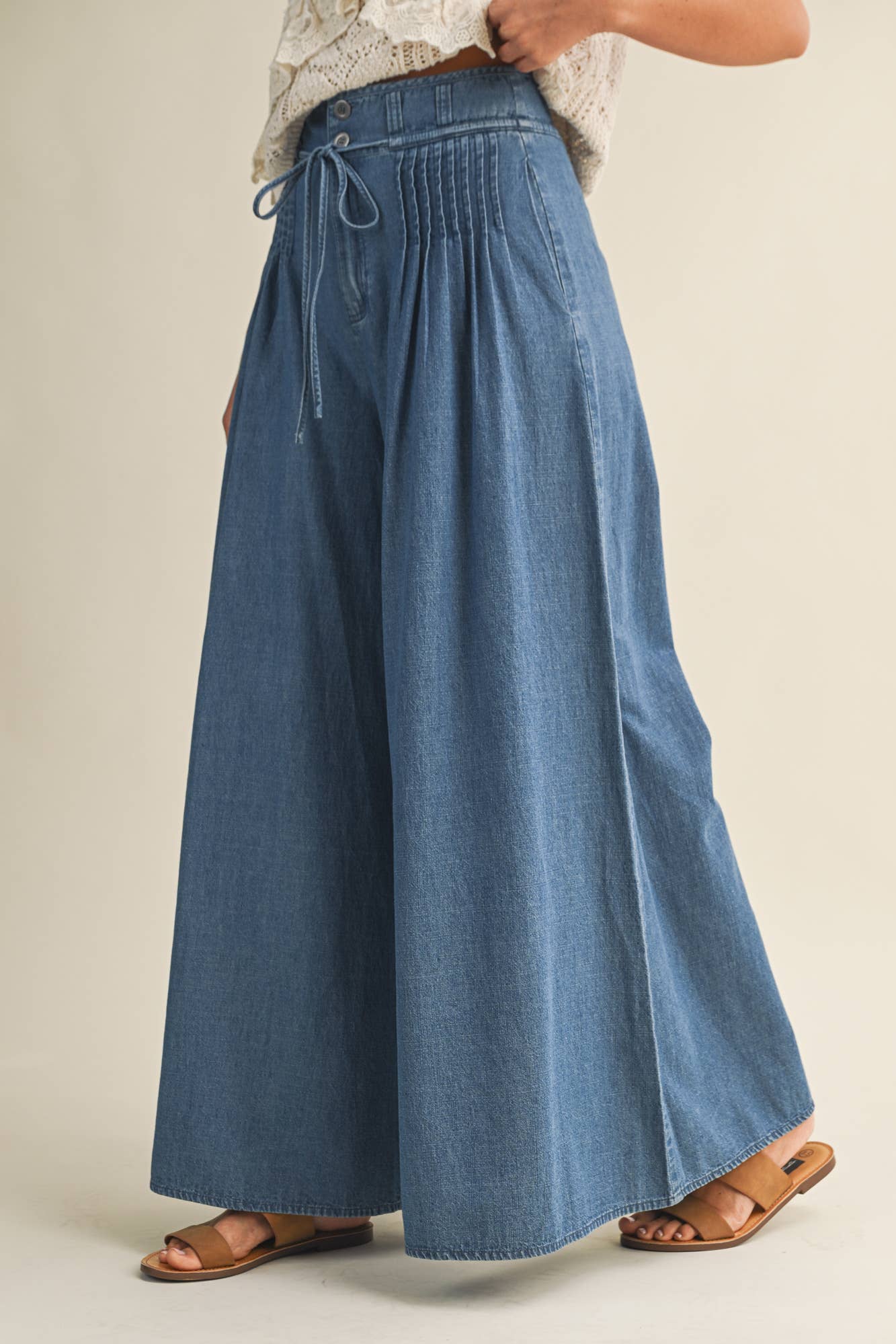 PINTUCK WIDE LEG DENIM PANTS: WASHED DENIM